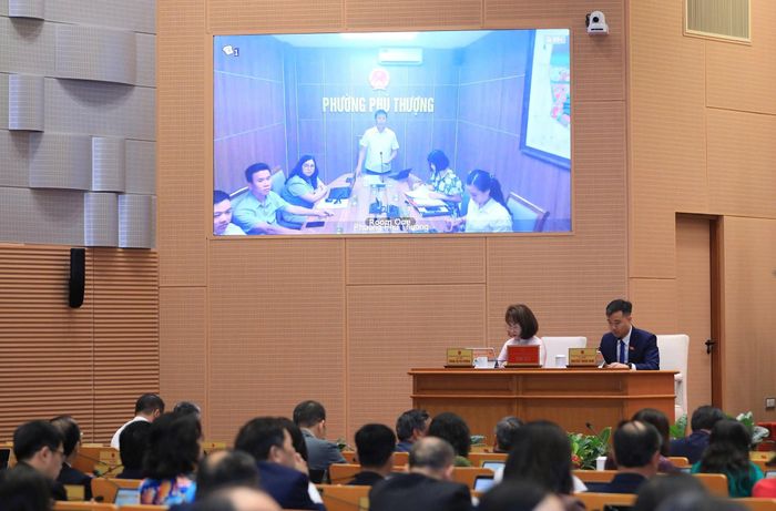 Đại diện UBND phường Phú Thượng trả lời tại điểm cầu UBND phường.