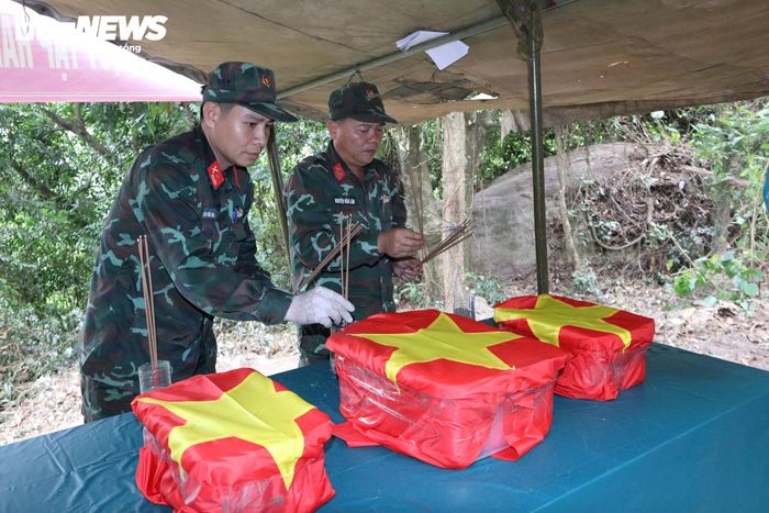 Đội quy tập đã dâng hương tưởng niệm trước khi đưa các hài cốt về Nghĩa trang liệt sĩ xã Hà Nha để tổ chức lễ truy điệu.
