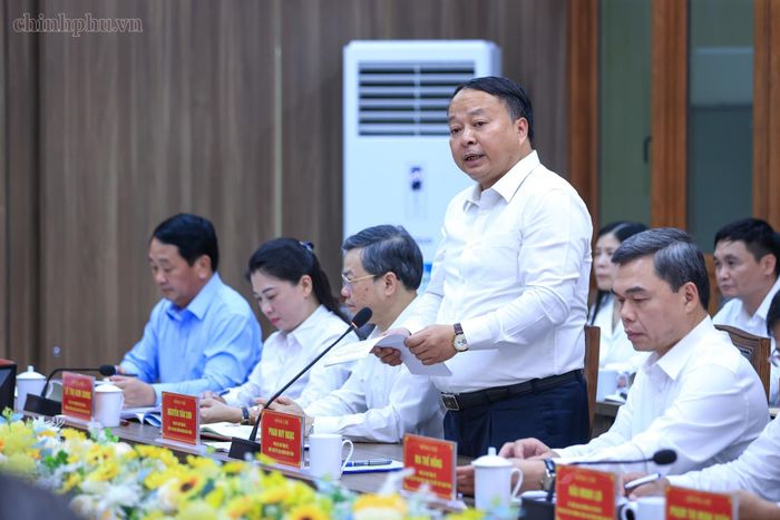Chủ tịch UBND tỉnh Tuyên Quang Phan Huy Ngọc báo cáo tại cuộc làm việc. (Ảnh: VGP)