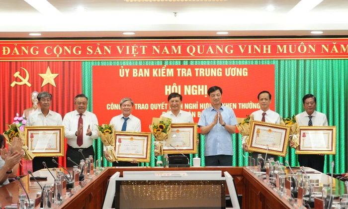 Trưởng Ban Tổ chức Trung ương và Chủ nhiệm Ủy ban Kiểm tra Trung ương trao Huân chương và tặng hoa chúc mừng các nguyên thành viên Ủy ban Kiểm tra Trung ương được Chủ tịch nước tặng thưởng. (Ảnh: Ủy ban Kiểm tra Trung ương)