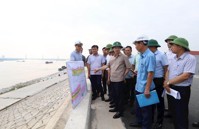 Lãnh đạo thành phố Hà Nội kiểm tra tiến độ xây dựng công trình đê, kè Xuân Canh - Long Tửu (xã Đông Anh). Ảnh Kim Văn