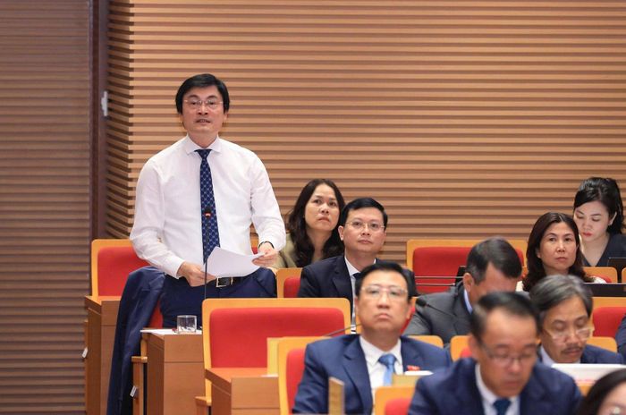 Giám đốc Sở Y tế Hà Nội Nguyễn Trọng Diện trả lời chất vấn. Ảnh: Thành Thái