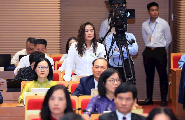 Chủ tịch UBND phường Tương Mai Đào Thị Thu Hằng trả lời chất vấn. Ảnh: Thành Thái