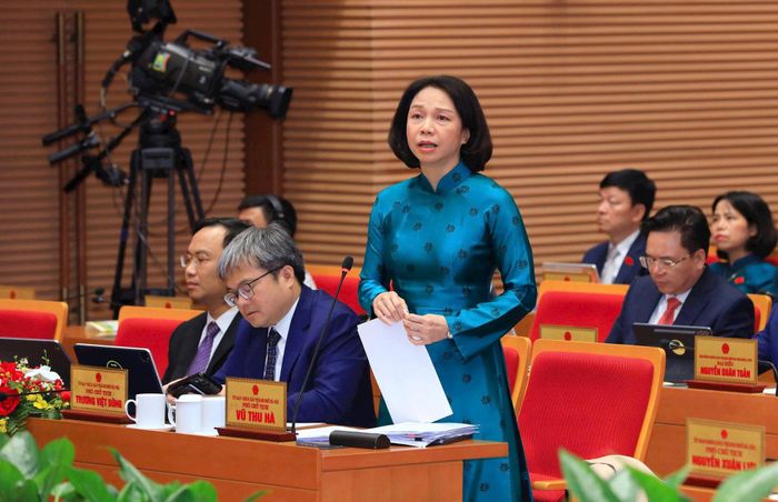 Phó Chủ tịch UBND thành phố Vũ Thu Hà trả lời chất vấn ý kiến đại biểu. Ảnh: Thành Thái
