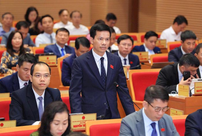 Phó Chủ tịch UBND thành phố Hà Nội Bùi Duy Cường trả lời chất vấn. Ảnh: Thành Thái
