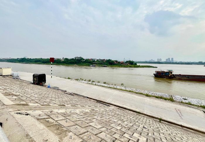 Dòng chảy sông Hồng đổ vào cửa sông Đuống tại Hà Nội. Ảnh: Tùng Nguyễn