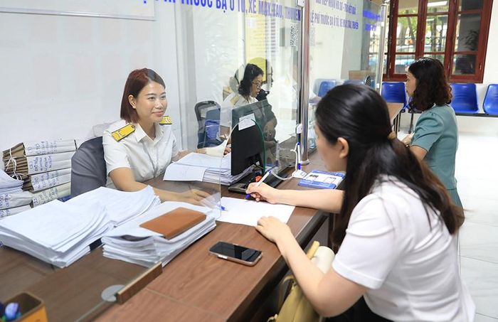 Người nộp thuế giao dịch tại Thuế cơ sở 7 thành phố Hà Nội. Ảnh: Nguyễn Quang