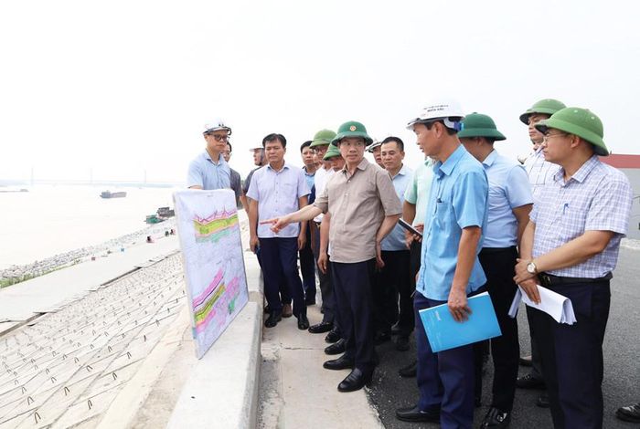 Lãnh đạo thành phố Hà Nội kiểm tra tiến độ xây dựng công trình đê, kè Xuân Canh - Long Tửu (xã Đông Anh). Ảnh: Kim Văn