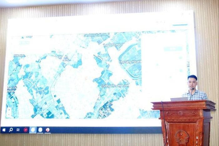 Các tổ công tác được tập huấn quy trình sử dụng nền tảng "Thửa đất số" trước khi triển khai nhiệm vụ tại cơ sở. Ảnh: Hồng Đào
