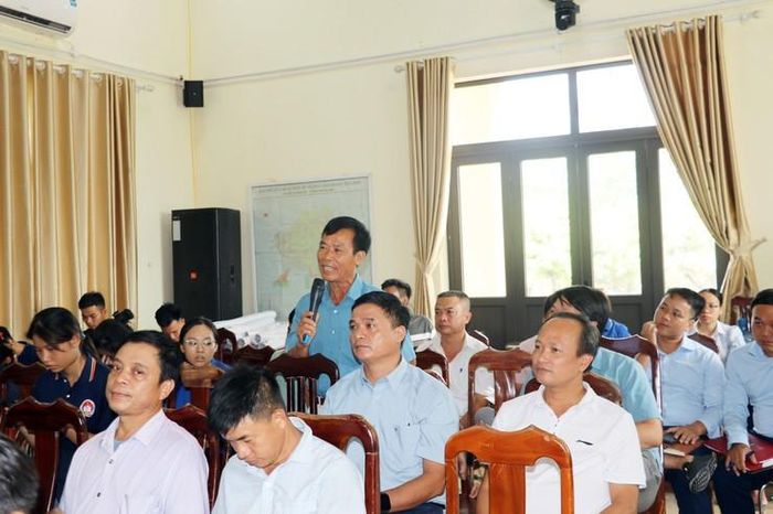Các thành viên tổ công tác trao đổi, thảo luận những nội dung liên quan tại Hội nghị triển khai kế hoạch tập trung cao điểm "45 ngày" thực hiện hoàn thiện cơ sở dữ liệu quốc gia về đất đai trên địa bàn xã. Ảnh: Hồng Đào