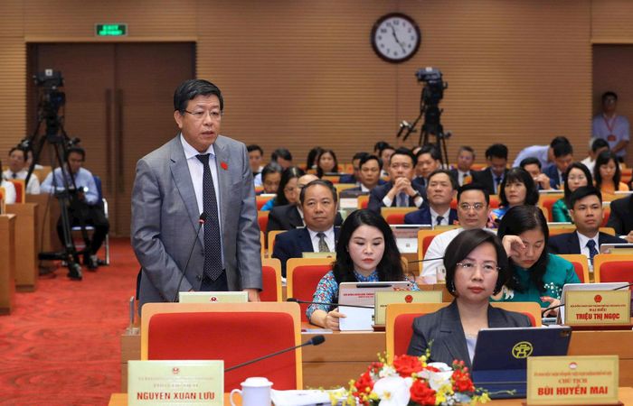 Ủy viên Ban thường vụ Thành ủy, Phó Chủ tịch UBND thành phố Dương Đức Tuấn trả lời chất vấn. Ảnh: Thành Thái