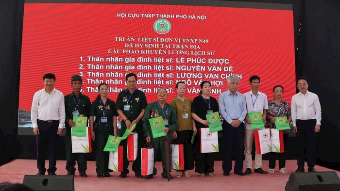 Trao tặng quà tới thân nhân 5 gia đình liệt sĩ, 4 thương binh đơn vị N49 trực tiếp chiến đấu tại bến phà Khuyến Lương. Ảnh: Bảo Lâm