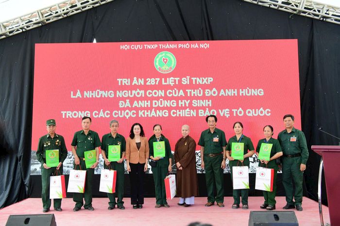 Trao tặng quà tới thân nhân các gia đình liệt sĩ TNXP Thủ đô. Ảnh: Bảo Lâm