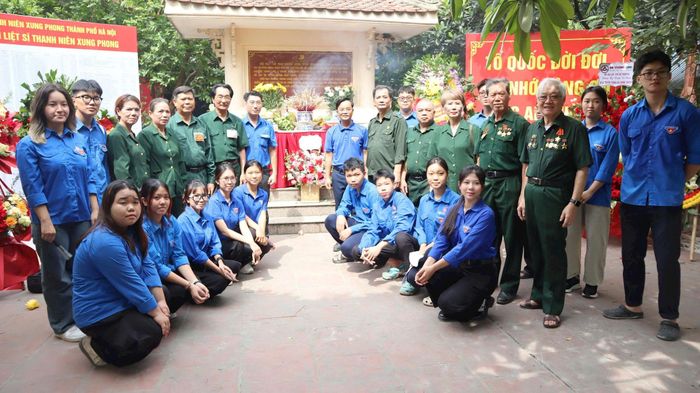 Các cựu TNXP cùng đoàn viên, thanh niên Thủ đô. Ảnh: Bảo Lâm