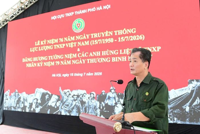 Tiến sĩ Nguyễn Văn Đính, Chủ tịch Hội Cựu TNXP thành phố Hà Nội trình bày diễn văn tưởng niệm. Ảnh: Bảo Lâm
