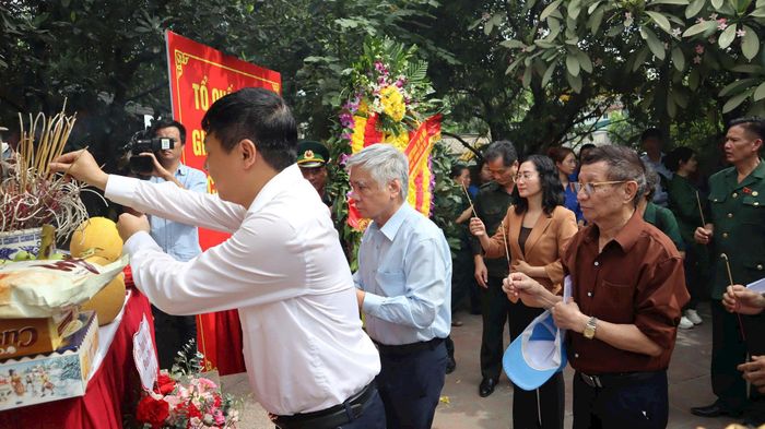 Các đại biểu dâng hương tại Di tích Cách mạng Bến phà cầu phao Khuyến Lương. Ảnh: Bảo Lâm