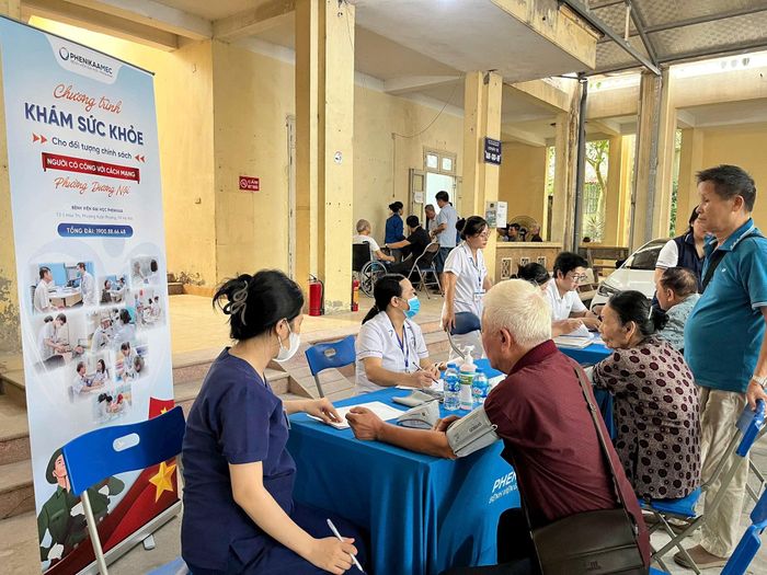 Đây là năm thứ 3 liên tiếp bệnh viện Đại học Phenikaa phối hợp cùng các địa phương tổ chức khám sức khỏe miễn phí cho người có công và gia đình chính sách. Ảnh: Thu Oanh
