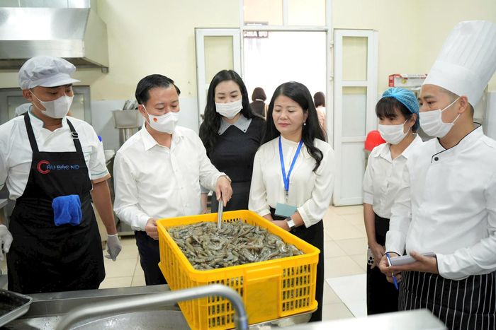 Kiểm tra đột xuất bếp ăn tập thể Trường Tiểu học Đông La, xã An Khánh, xác định thực phẩm chế biến bảo đảm yêu cầu chất lượng. Ảnh: Thu Minh