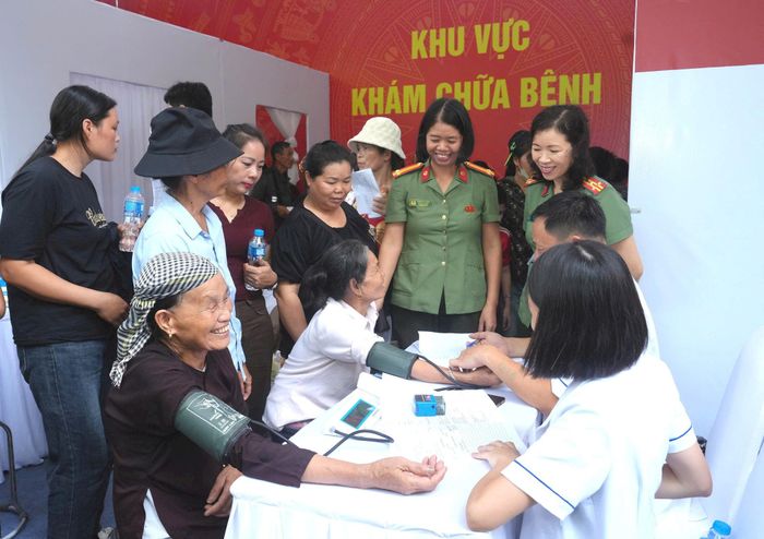 Khám, tư vấn sức khỏe cho người dân tại ngày hội. Ảnh: Phạm Hùng