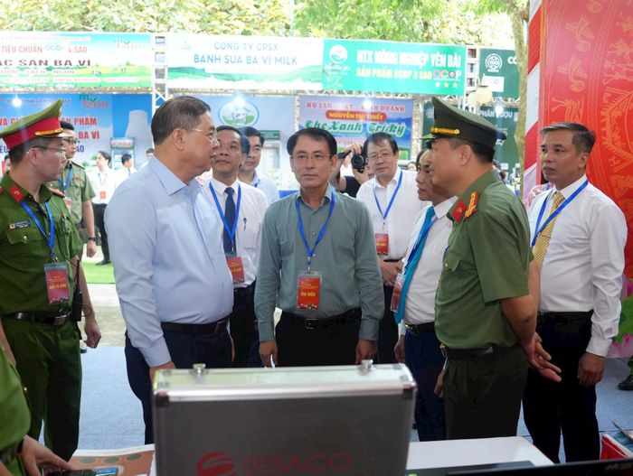 Phó Thủ tướng Thường trực Chính phủ Phạm Gia Túc và Phó Bí thư Thường trực Thành ủy Hà Nội Nguyễn Trọng Đông tham quan các gian hàng tại ngày hội. Ảnh: Phạm Hùng
