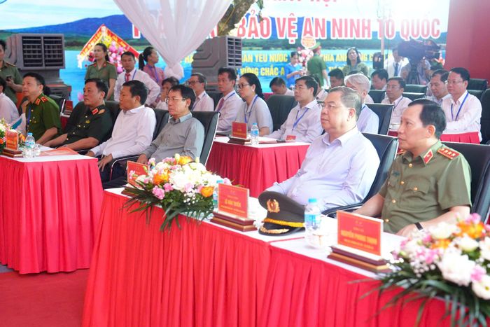 Phó Thủ tướng Thường trực Chính phủ Phạm Gia Túc và Phó Bí thư Thường trực Thành ủy Hà Nội Nguyễn Trọng Đông cùng các đại biểu tham dự ngày hội. Ảnh: Phạm Hùng