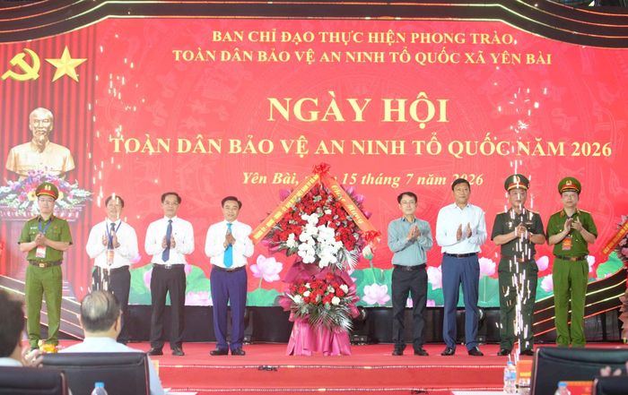 Phó Bí thư Thường trực Thành ủy Hà Nội Nguyễn Trọng Đông cùng lãnh đạo thành phố tặng hoa chúc mừng ngày hội. Ảnh: Phạm Hùng