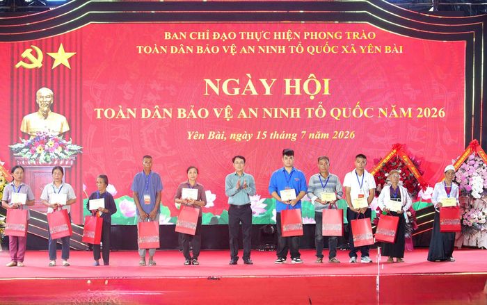 Phó Bí thư Thường trực Thành ủy Hà Nội Nguyễn Trọng Đông trao quà tặng các hộ gia đình có hoàn cảnh khó khăn. Ảnh: Phạm Hùng