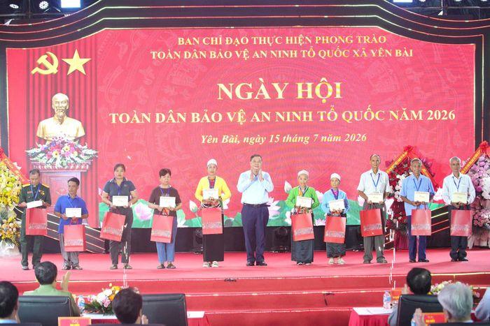 Phó Thủ tướng Thường trực Chính phủ Phạm Gia Túc trao quà tặng các hộ gia đình có hoàn cảnh khó khăn. Ảnh: Phạm Hùng