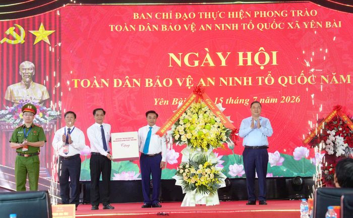 Phó Thủ tướng Thường trực Chính phủ Phạm Gia Túc tặng hoa chúc mừng ngày hội. Ảnh: Phạm Hùng