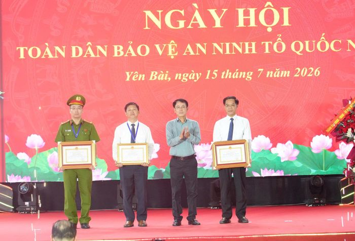 Phó Bí thư Thường trực Thành ủy Hà Nội Nguyễn Trọng Đông trao Bằng khen của UBND thành phố Hà Nội tặng các tập thể và cá nhân có thành tích xuất sắc. Ảnh: Phạm Hùng