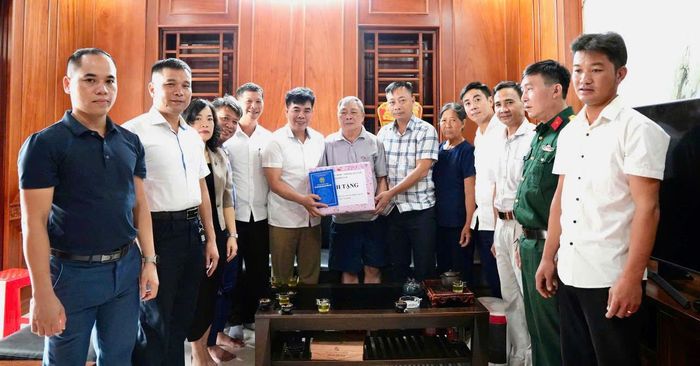 Chủ tịch UBND xã Hồng Vân Lê Tuấn Dũng và lãnh đạo xã Hồng Vân thăm, tặng quà gia đình ông Bùi Văn Đoàn, thôn Đông Thai. Ảnh: Vũ Hậu.