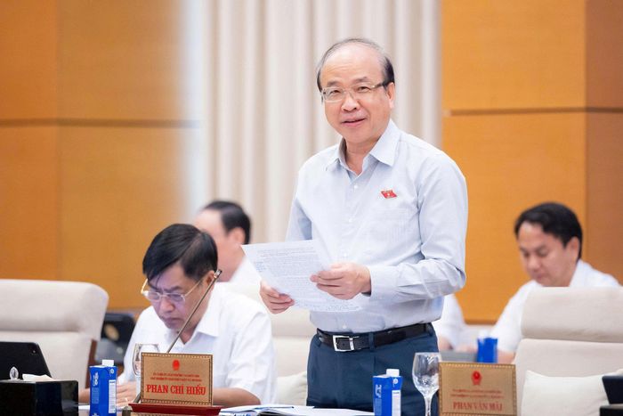Chủ nhiệm Ủy ban Pháp luật và Tư pháp của Quốc hội Phan Chí Hiếu trình bày báo cáo thẩm tra dự án Pháp lệnh. Ảnh: media.quochoi.vn