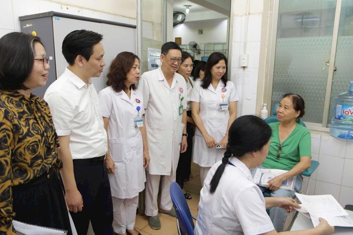Các bác sĩ tận tình tư vấn, thăm hỏi bệnh nhân. Ảnh: Duy Tuân