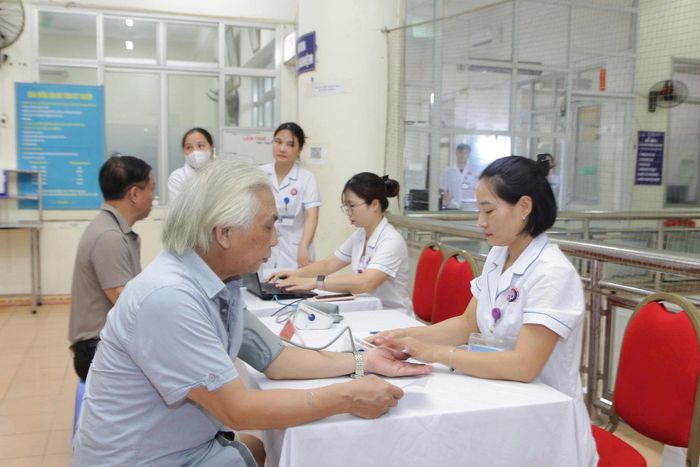 Người cao tuổi chủ động khám sức khỏe định kỳ. Ảnh: Duy Tuân