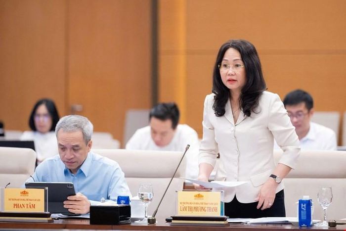 Bộ trưởng Bộ Văn hóa, Thể thao và Du lịch Lâm Thị Phương Thanh trình bày Tờ trình dự án Luật. Ảnh: media.quochoi.vn