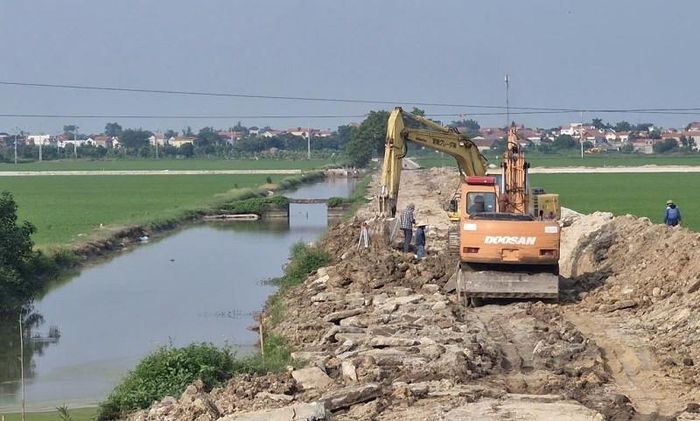 Các công trình hạ tầng ở xã Phú Xuyên được đẩy nhanh tiến độ xây dựng trước mùa mưa bão. Ảnh: PV
