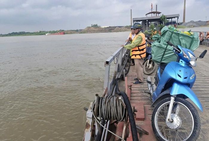 Người dân qua lại trên thuyền ở bến đò Vườn Chuối nối xã Phú Xuyên (Hà Nội) với tỉnh Hưng Yên. Ảnh: PV