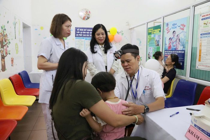 Các y bác sĩ Trạm Y tế phường Cửa Nam khám, tư vấn sức khỏe tại chương trình. Ảnh: PV