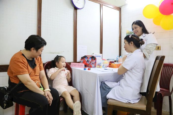 Bác sĩ Bệnh viện Nhi Hà Nội khám, tư vấn sức khỏe tại chương trình. Ảnh: PV