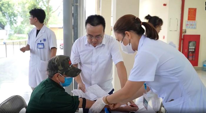 UBND xã Kim Anh phối hợp cùng Bệnh viện Đa khoa Sóc Sơn tổ chức khám bệnh, tư vấn sức khỏe và cấp phát thuốc miễn phí cho hơn 600 người có công và thân nhân người có công trên địa bàn. Ảnh: Lương Giang