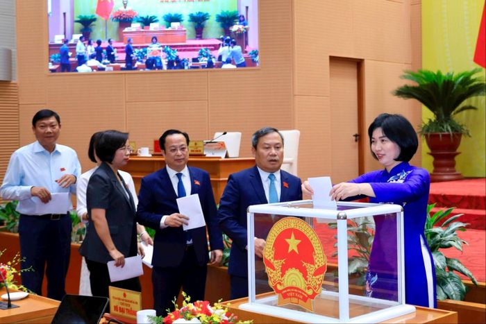 Các đại biểu HĐND thành phố Hà Nội bỏ phiếu thông qua Nghị quyết. Ảnh: Thành Thái