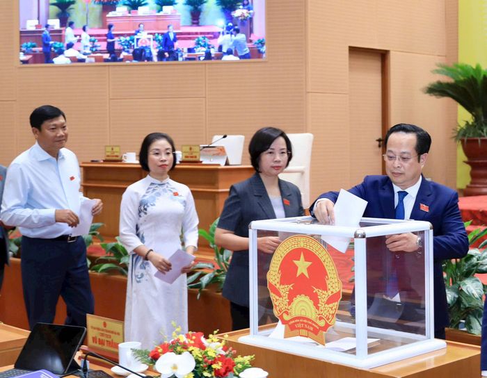 Đại biểu HĐND thành phố bỏ phiếu thông qua các nghị quyết. Ảnh: Thành Thái