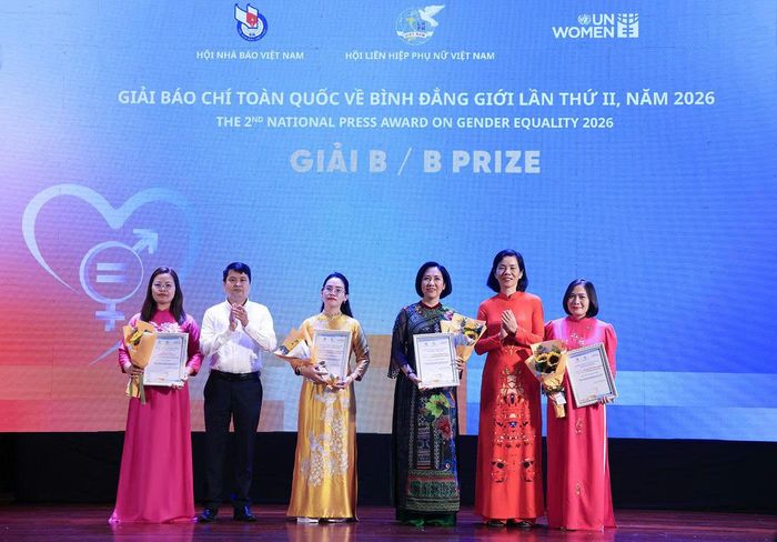Ban Tổ chức trao giải B cho các tác giả. Ảnh: Phan Tuấn
