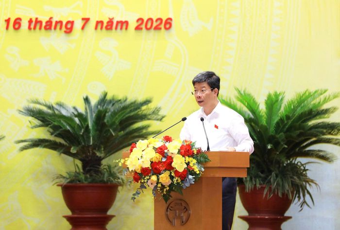 Trưởng ban Kinh tế - Ngân sách HĐND thành phố Hà Nội Nguyễn Xuân Sáng báo cáo thẩm tra. Ảnh: Thành Thái