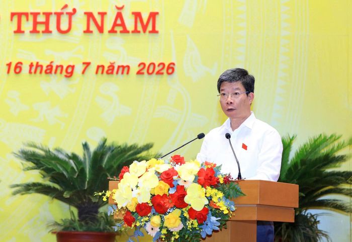 Trưởng ban Kinh tế - Ngân sách HĐND thành phố Hà Nội Nguyễn Xuân Sáng báo cáo thẩm tra. Ảnh: Thành Thái