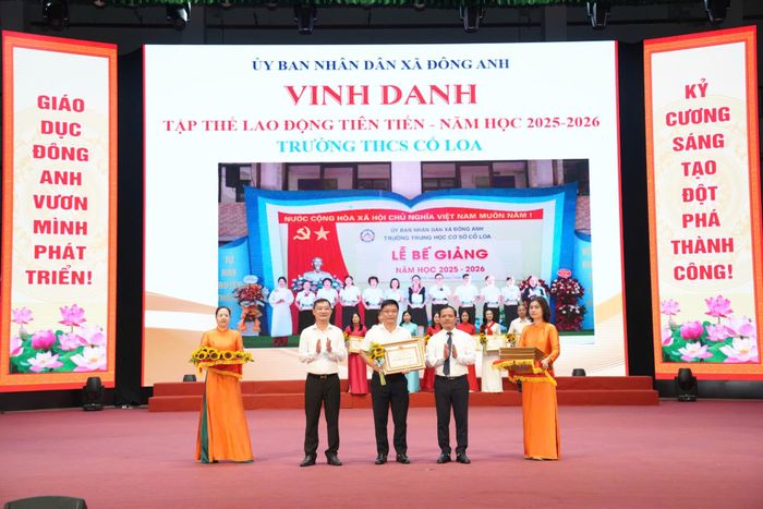 Chủ tịch UBND xã Đông Anh Nguyễn Văn Thiềng trao Giấy khen các tập thể có thành tích xuất sắc trong năm học 2025-2026. Ảnh: MK