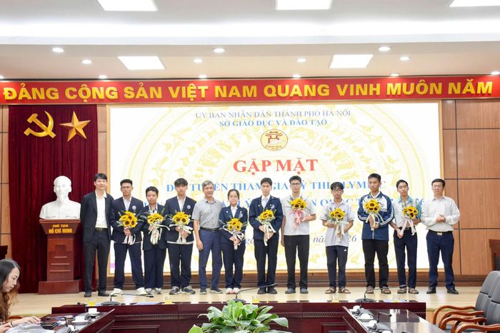 Ban Tổ chức tặng hoa chúc mừng các thành viên của đội tuyển quốc gia. Ảnh: Thảo Phạm