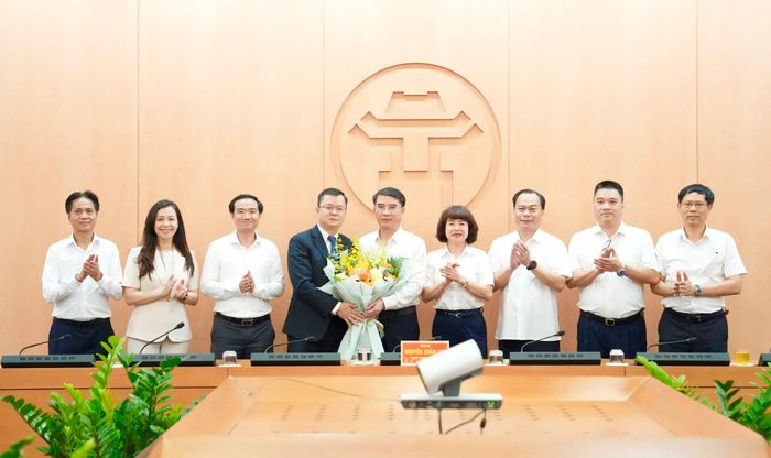 Phó Chủ tịch UBND thành phố Hà Nội Nguyễn Xuân Lưu và tập thể lãnh đạo Quỹ Đầu tư phát triển thành phố Hà Nội, phường Bồ Đề chúc mừng đồng chí Lê Thanh Xuân. Ảnh: Hồng Thái