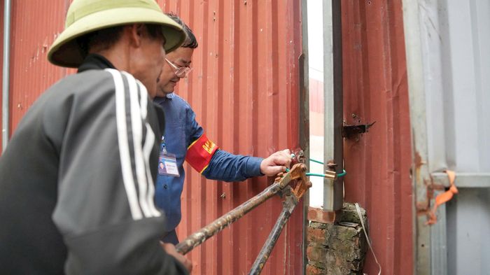 Phó Trưởng phòng Kinh tế xã Hoài Đức Đỗ Khắc Định trực tiếp chỉ đạo cưỡng chế. Ảnh: HĐ