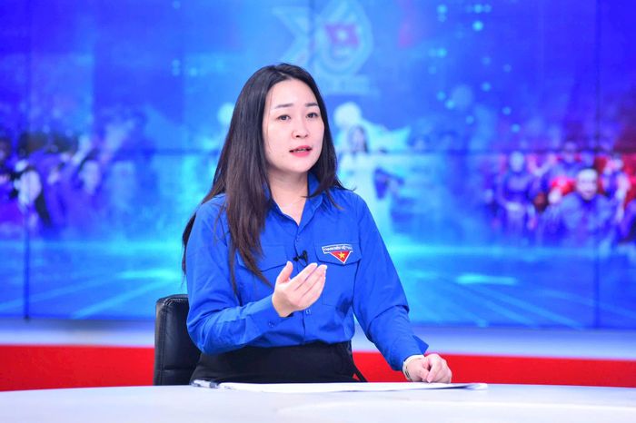 Chị Hứa Thanh Hoa, Bí thư Đoàn Đại học Quốc gia Hà Nội chia sẻ tại Chương trình. Ảnh: Phan Anh